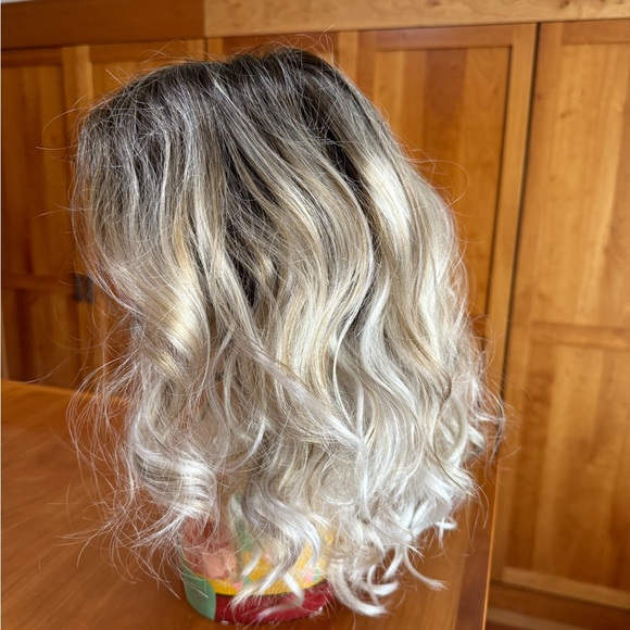 The Avalon wig by Estetica in vanilla macchiato - Picture 5 of 10